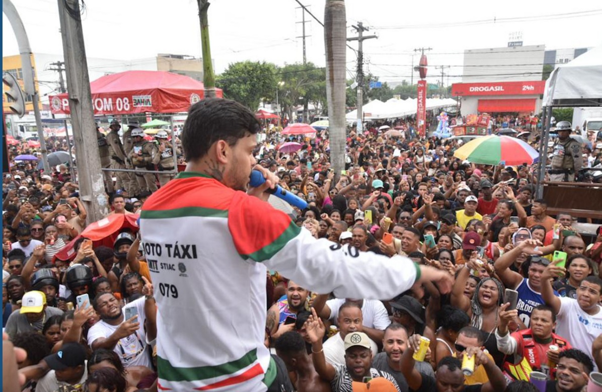 Thiago Aquino puxa multidão em arrastão e homenageia mototaxistas