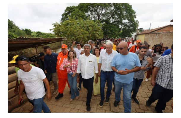 Jerônimo pausa agenda de carnaval para visitar áreas atingidas pelas chuvas em Medeiros Neto.